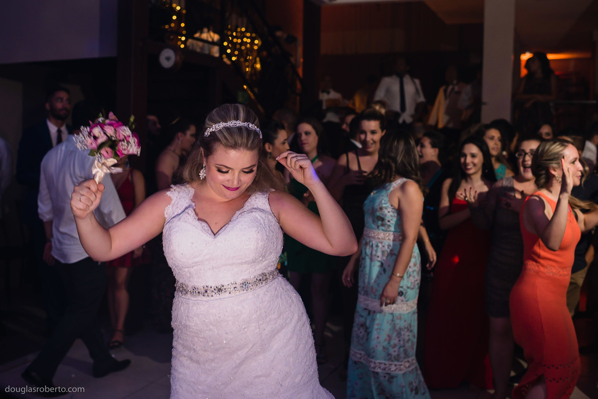 noiva dançando na pista de dança