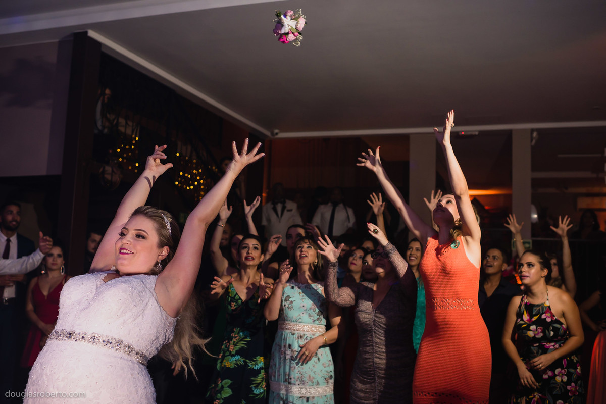noiva jogando o Buquê