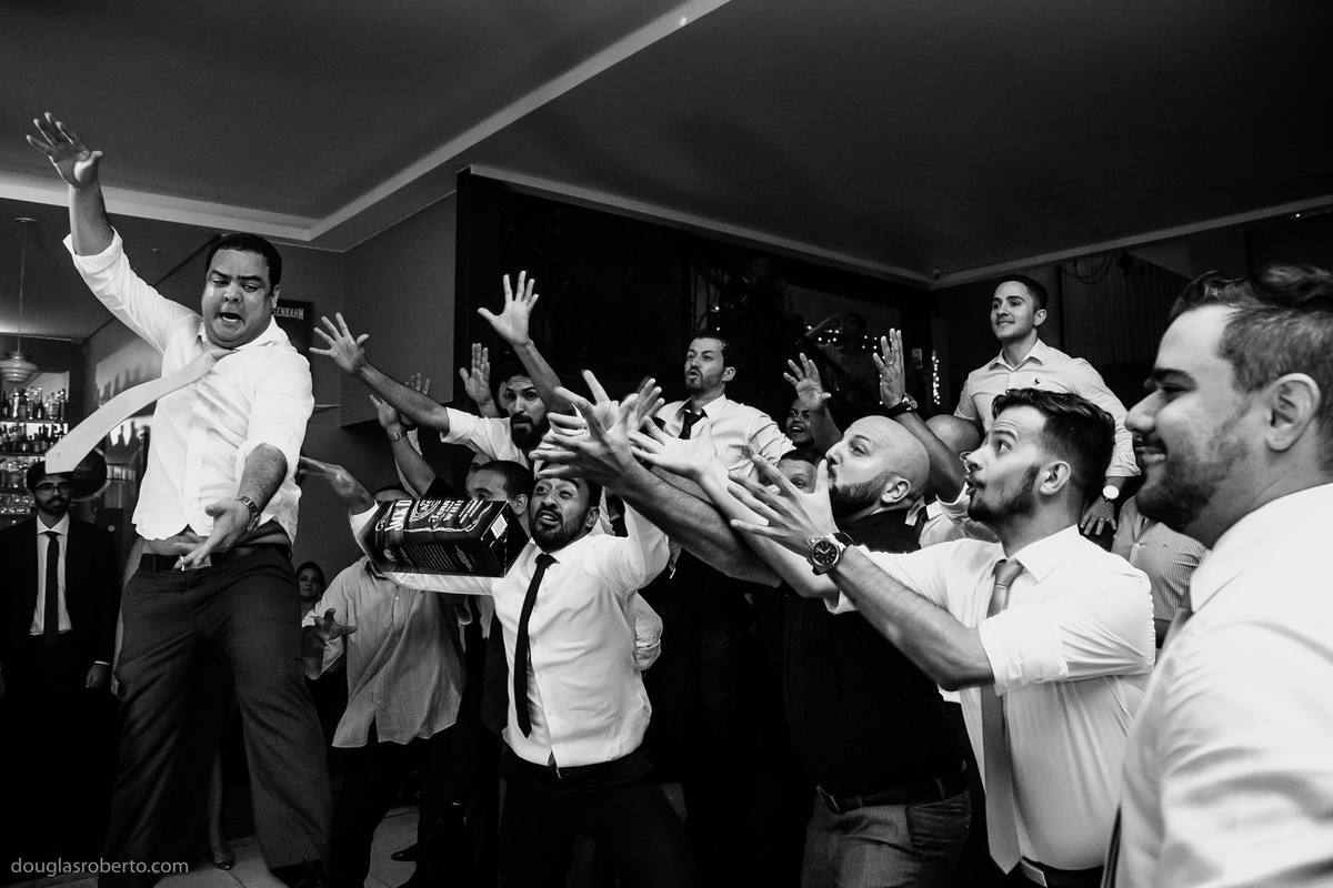 noivo jogando o Uísque