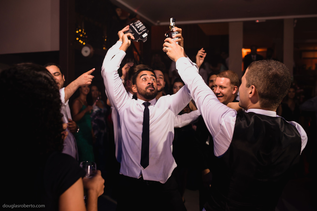 amigos brincando na pista de dança com o noivo