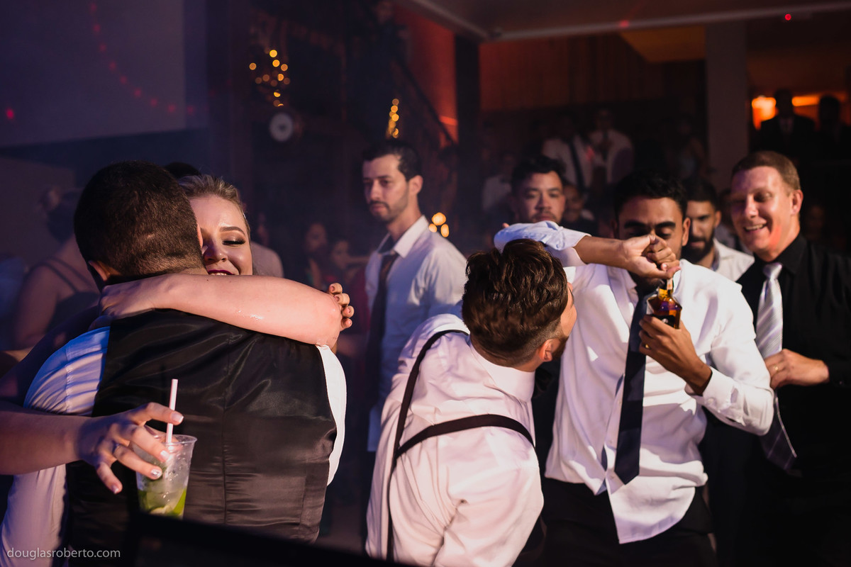 amigos brincando na pista de dança com o noivo