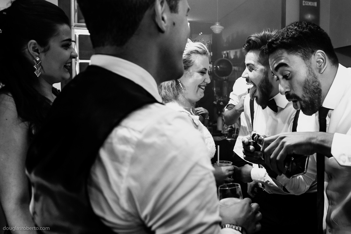 amigos brincando na pista de dança com o noivo