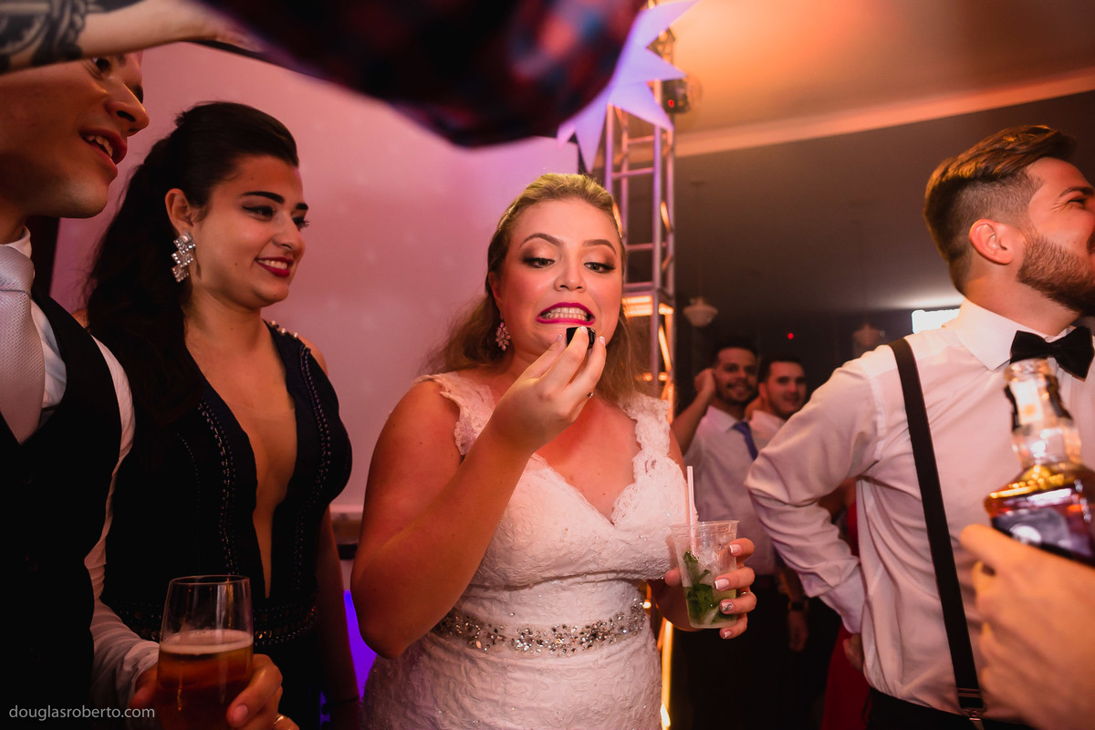 noiva bebendo uísque