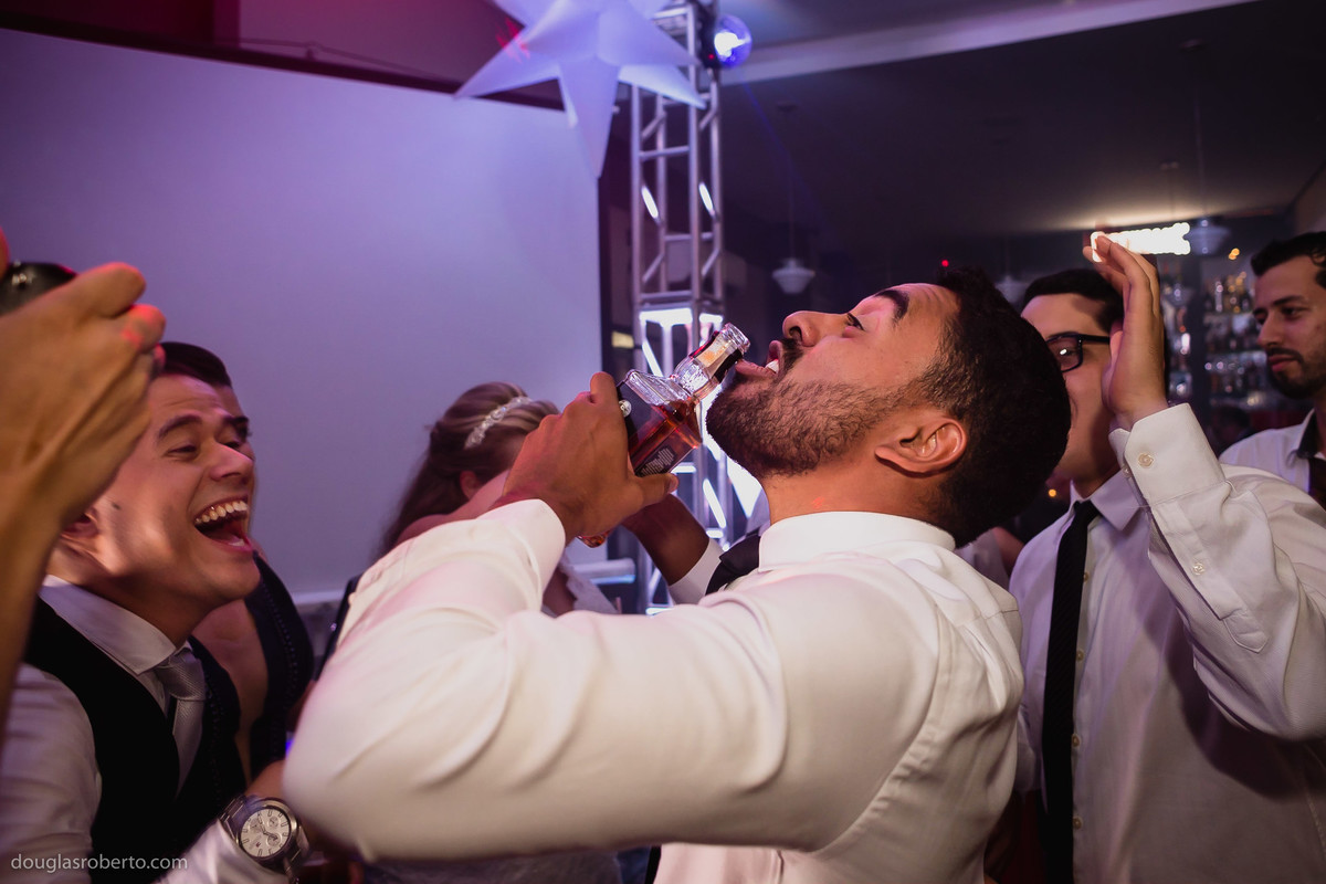 convidado bebendo uísque