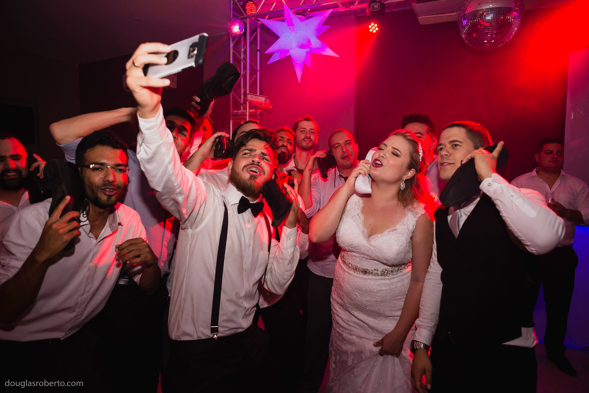 amigos brincando na pista de dança com os noivos