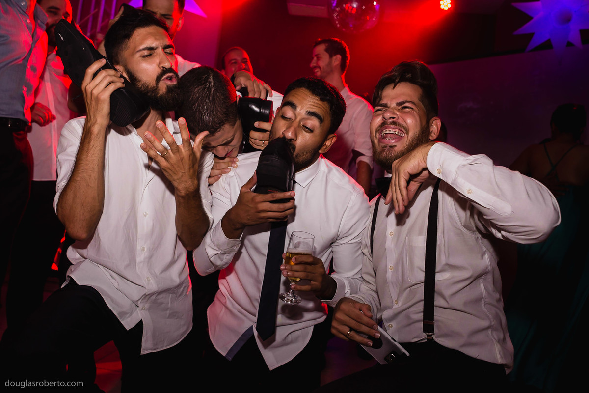 amigos brincando na pista de dança com os noivos