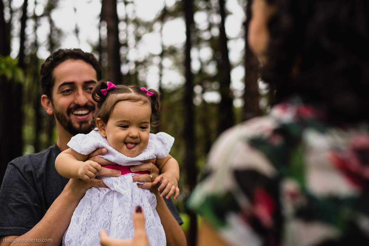 pais brincando com filha