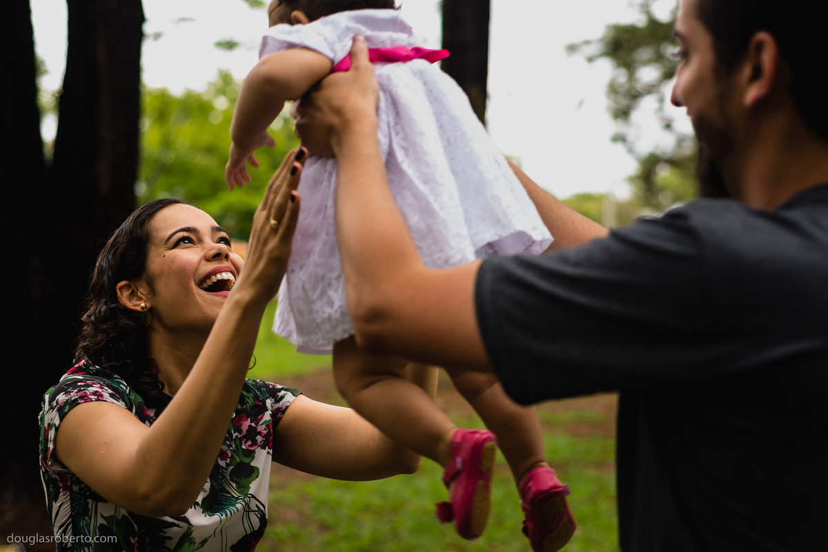 pais brincando com filha