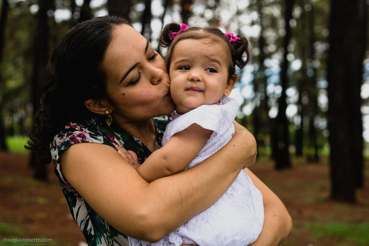 mãe beijando a filha