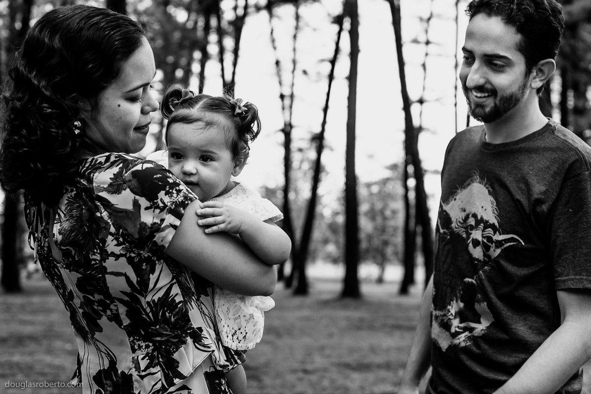 pais brincando com filha