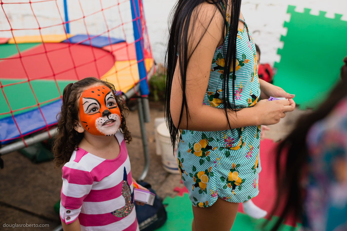 menina com o rosto pintado