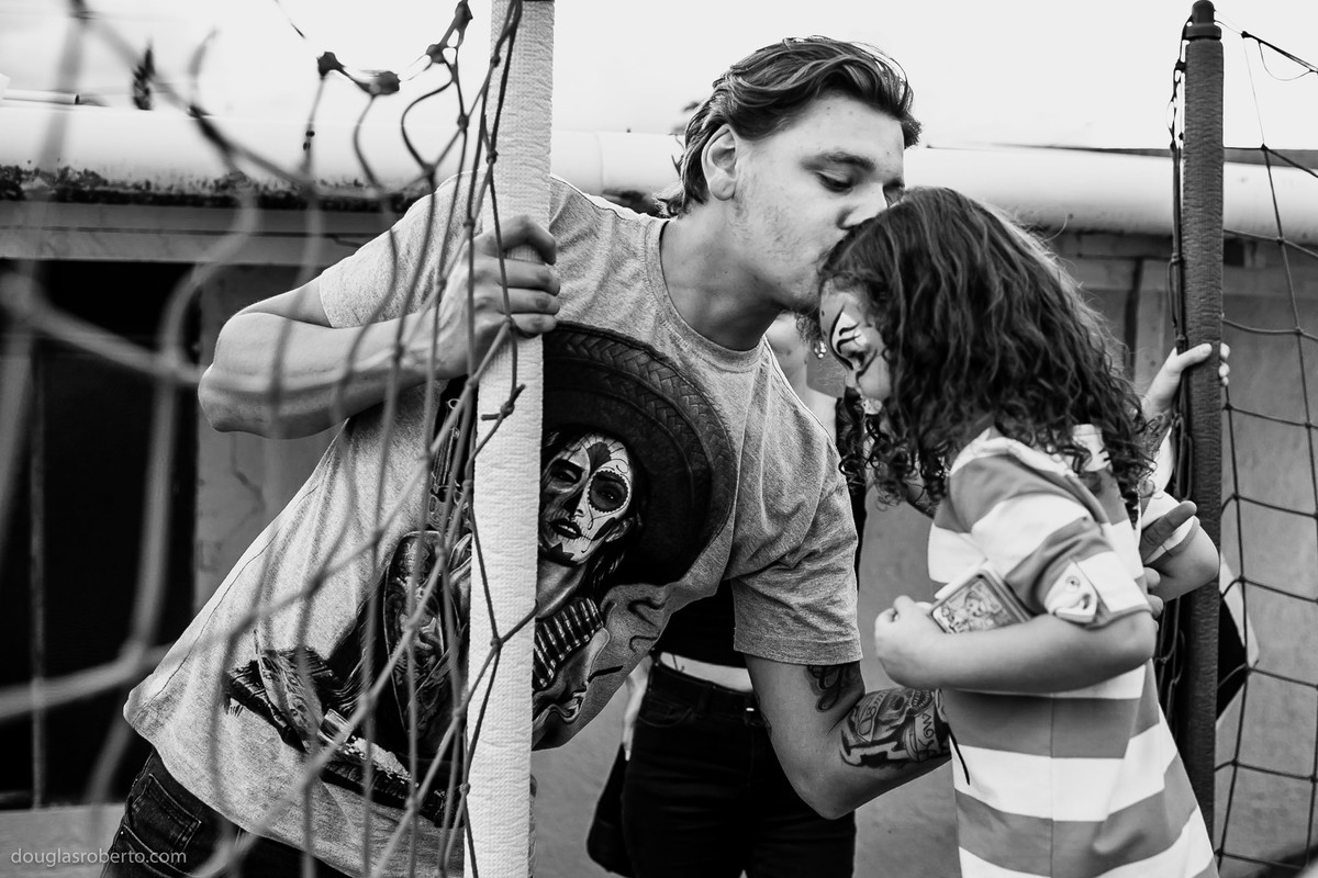 pai beijando a filha