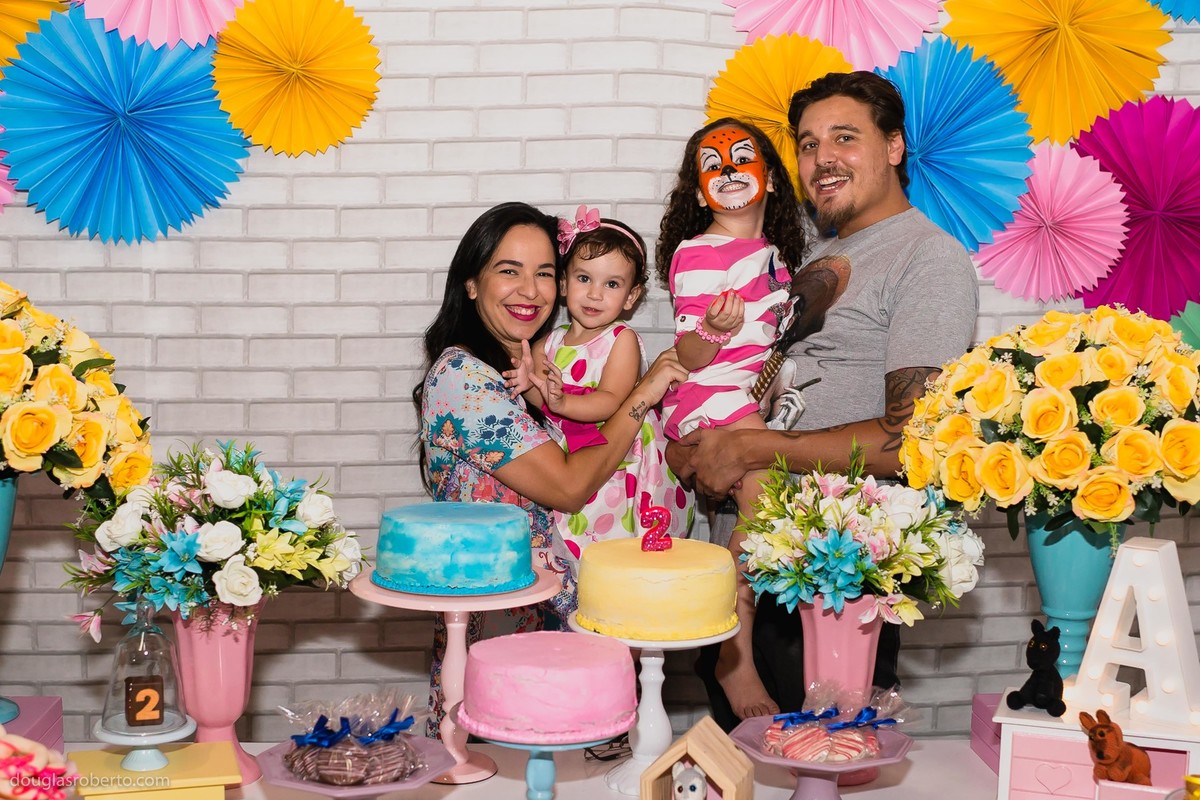 família linda na festa de dois anos da filha