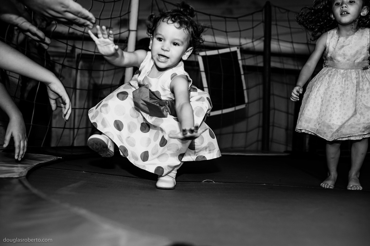 criança brincando no pula pula