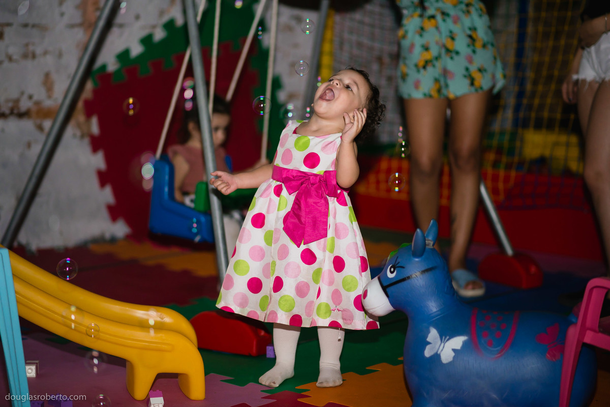 criança brincando com bolinha de sabão