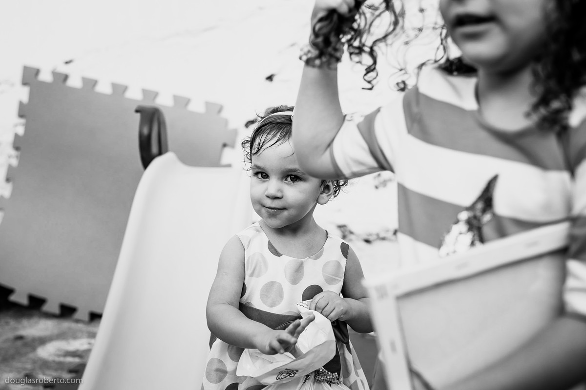 menina desconfiada