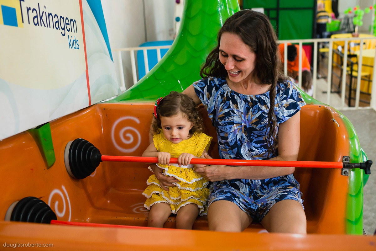 mãe e filha no parco pirata
