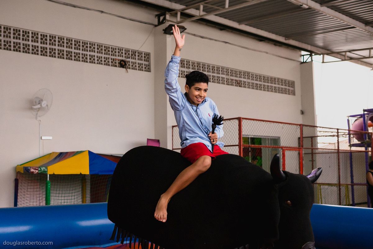 menino brincando no touro