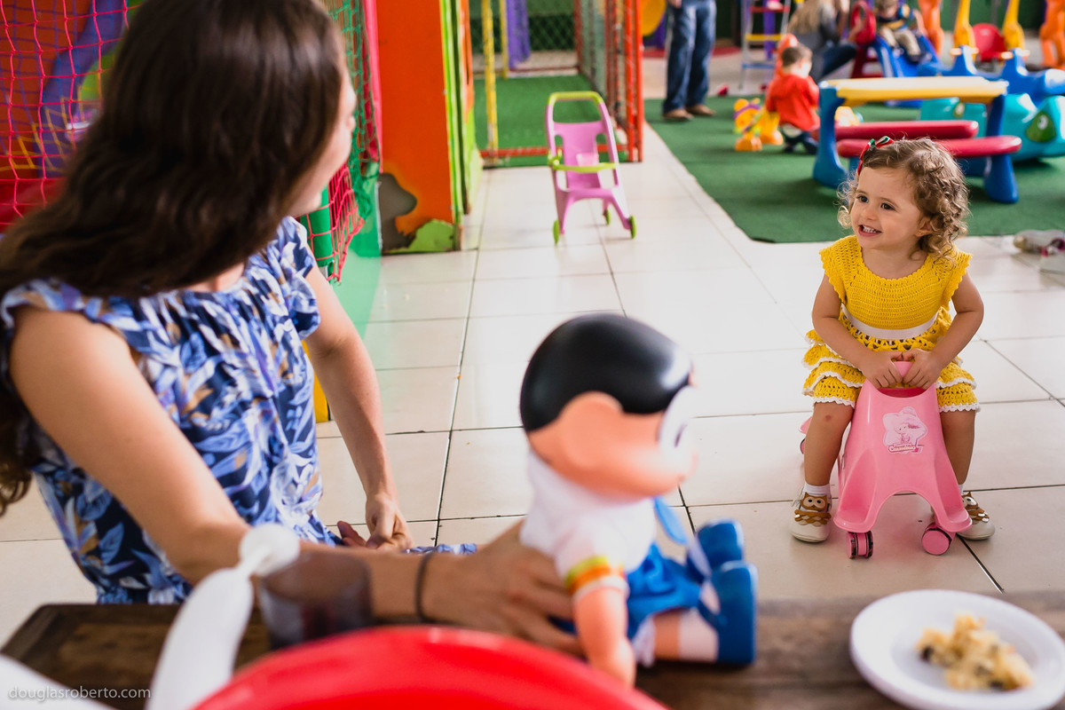 mãe e filha brincando