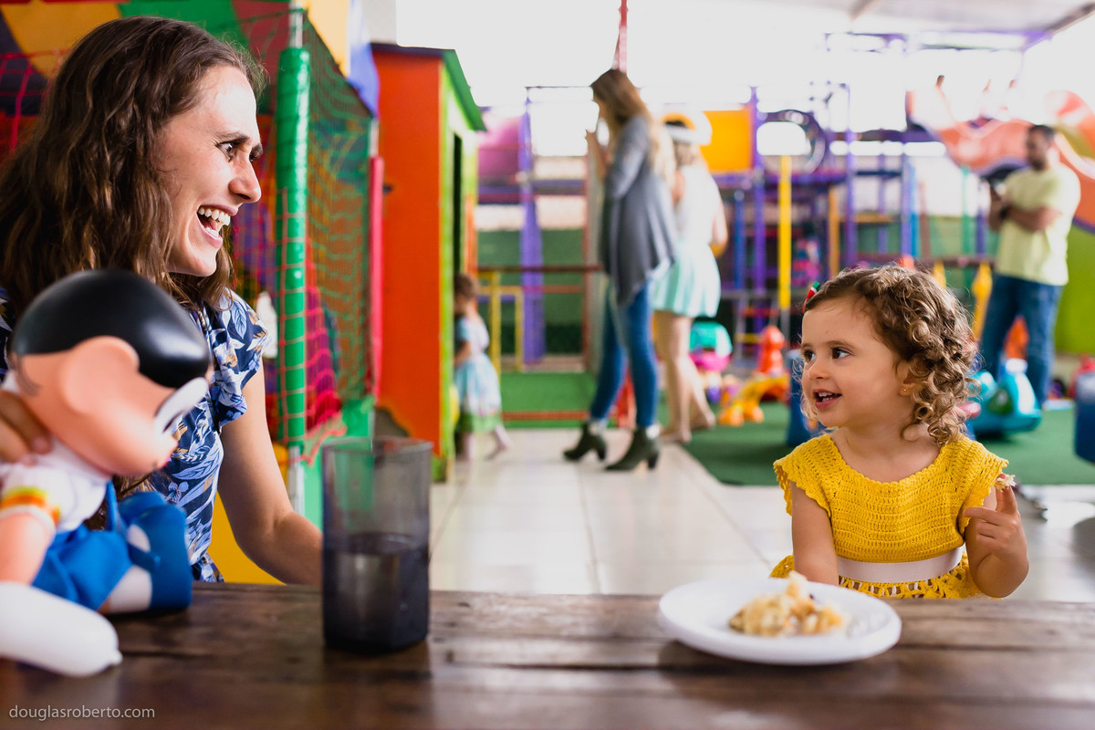 menina brincando no balanço