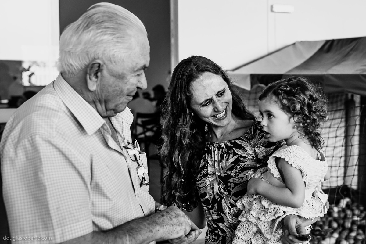 vó brincando com neta