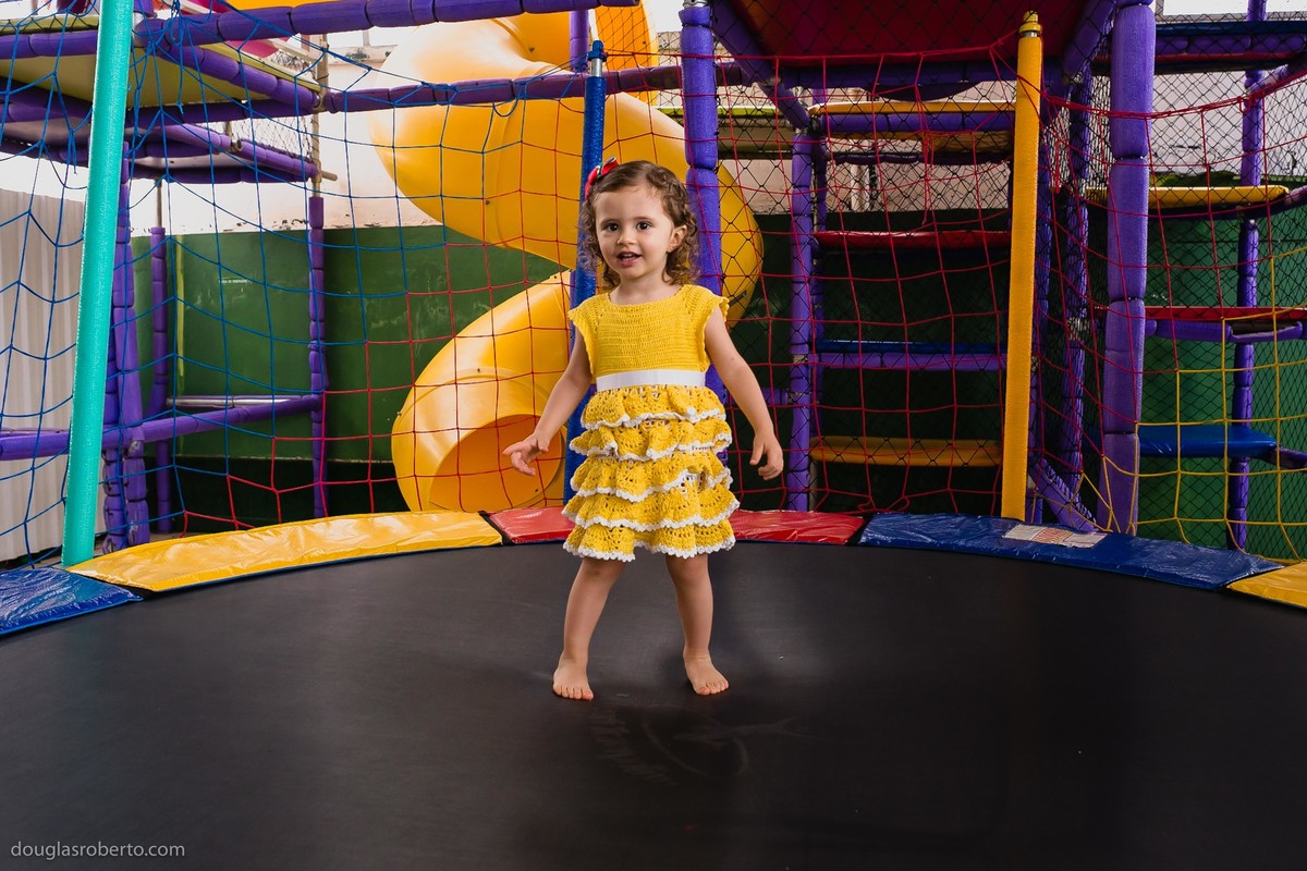 menina brincando no pupa pula