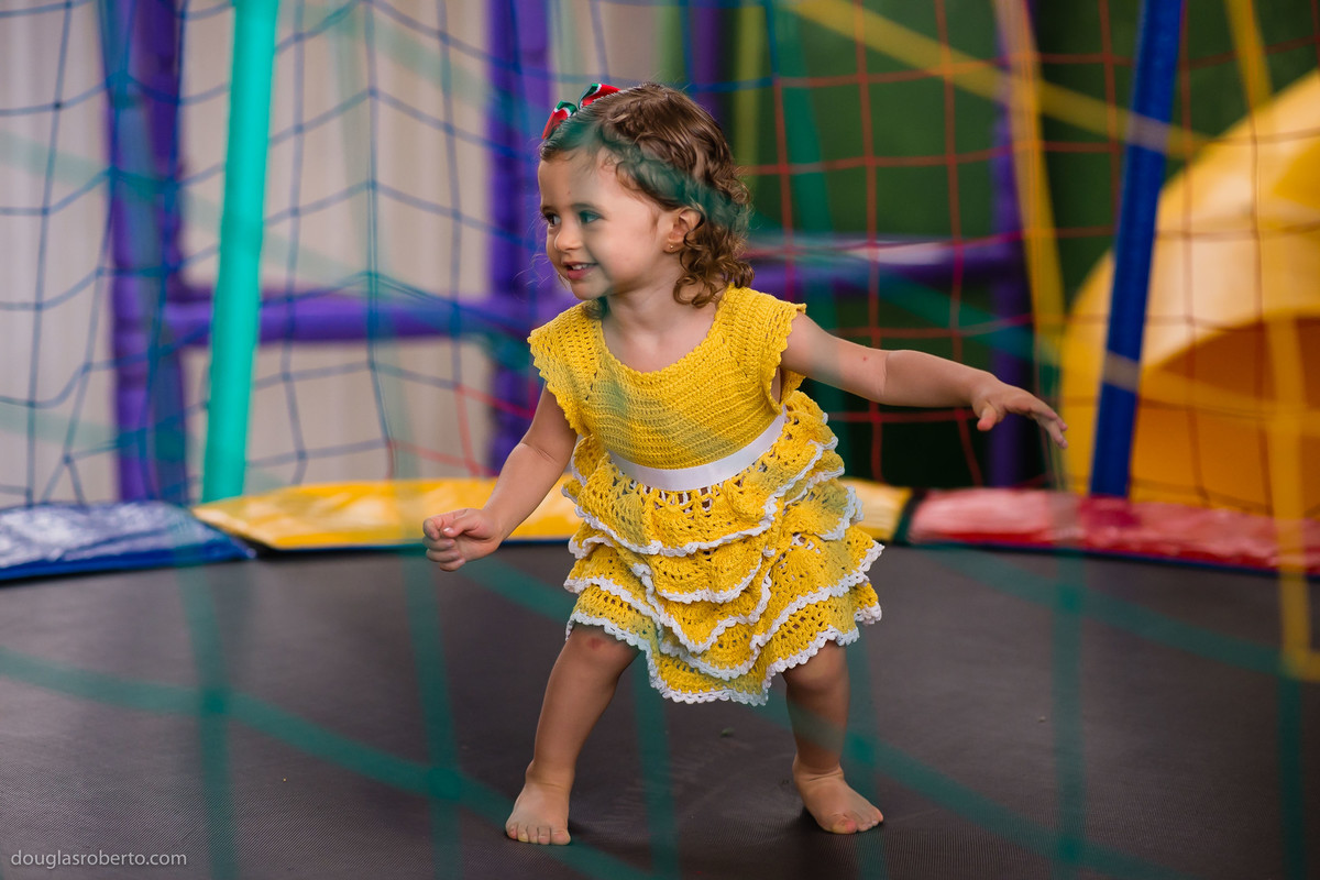 menina brincando no pupa pula