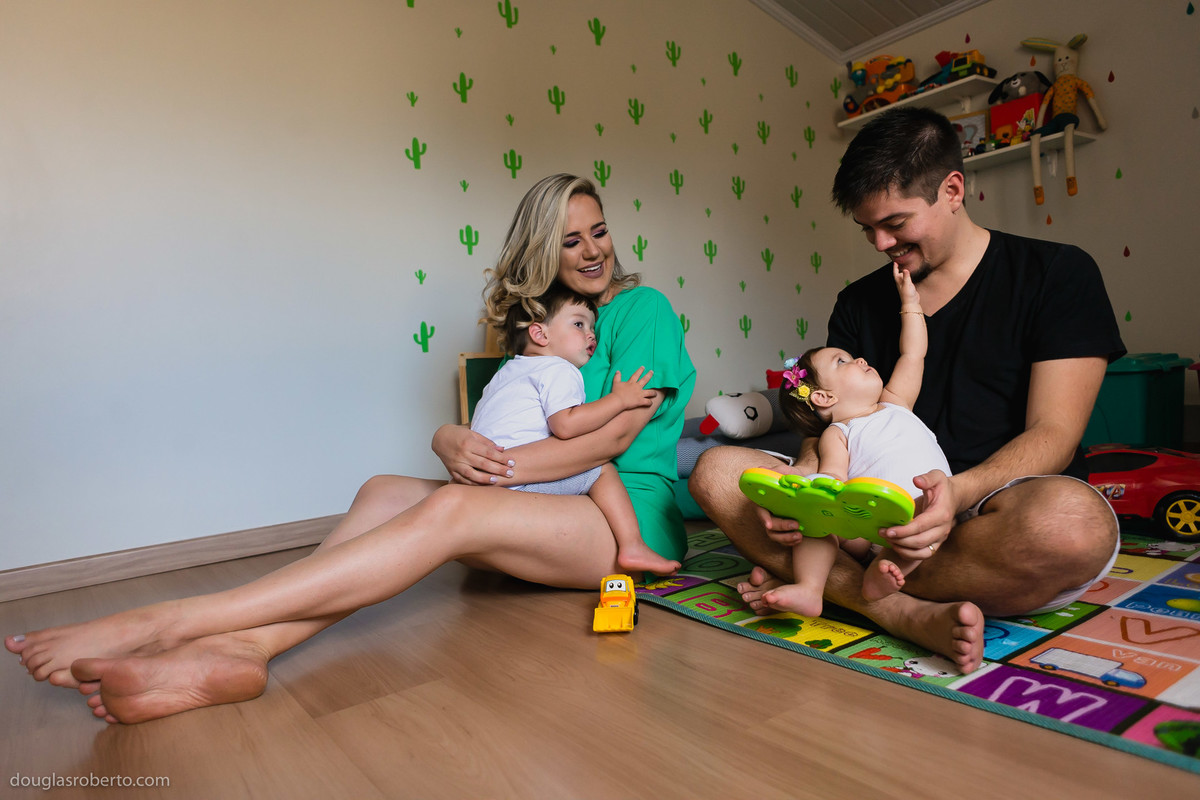pai brincando com filha na piscina de bolinhas