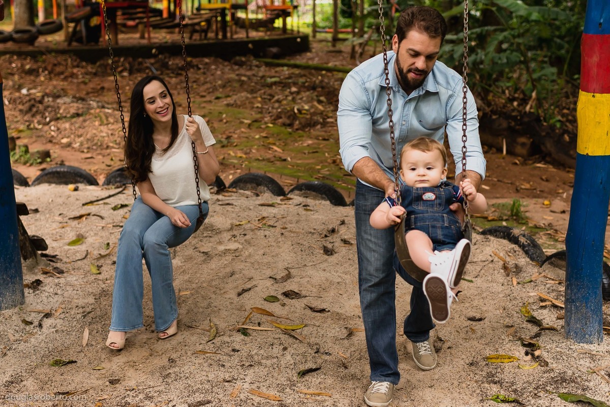 pai empurrando o filho no balanço