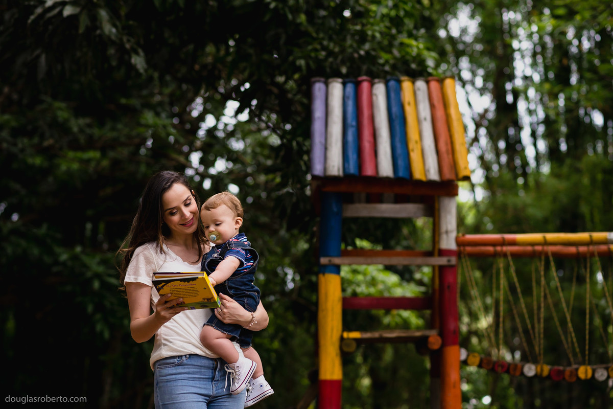 mãe lendo histórias para o filho