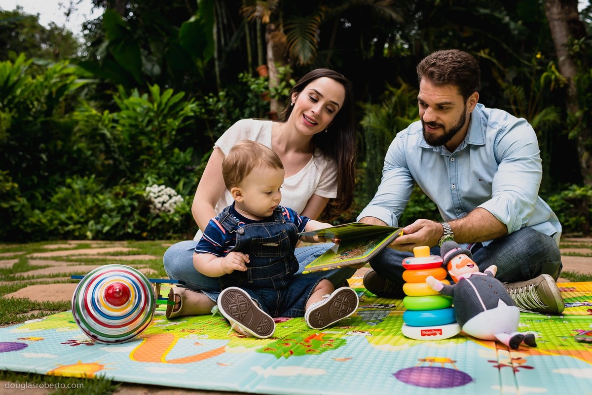 pais brincando com o filho