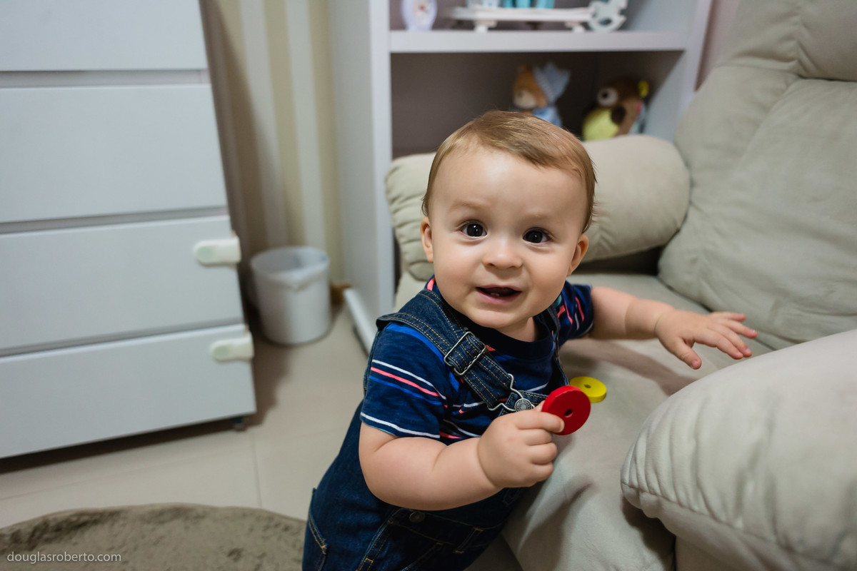 luiz felipe brincando em casa com seus brinquedos