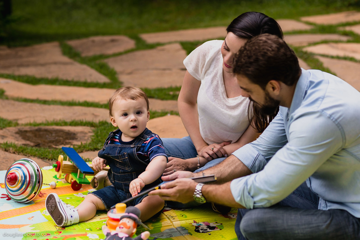 pais brincando com o filho