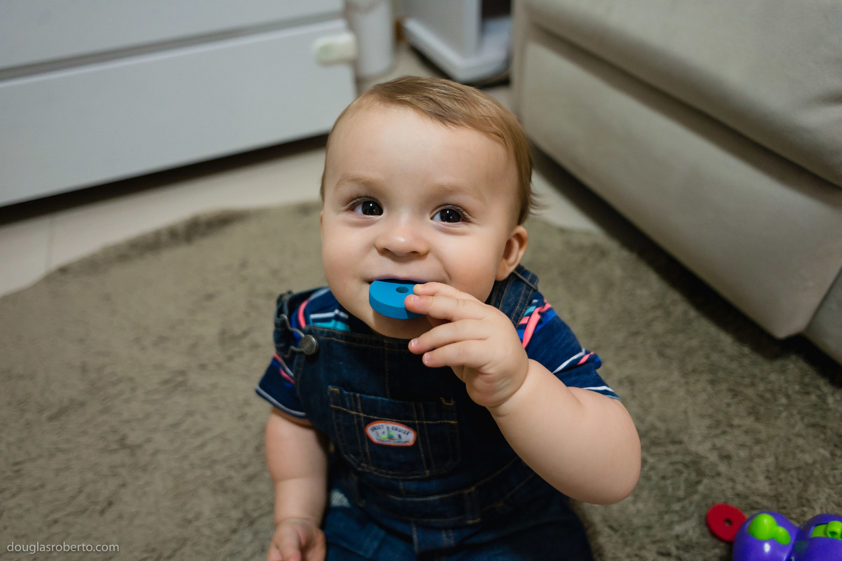 luiz felipe brincando em casa com seus brinquedos