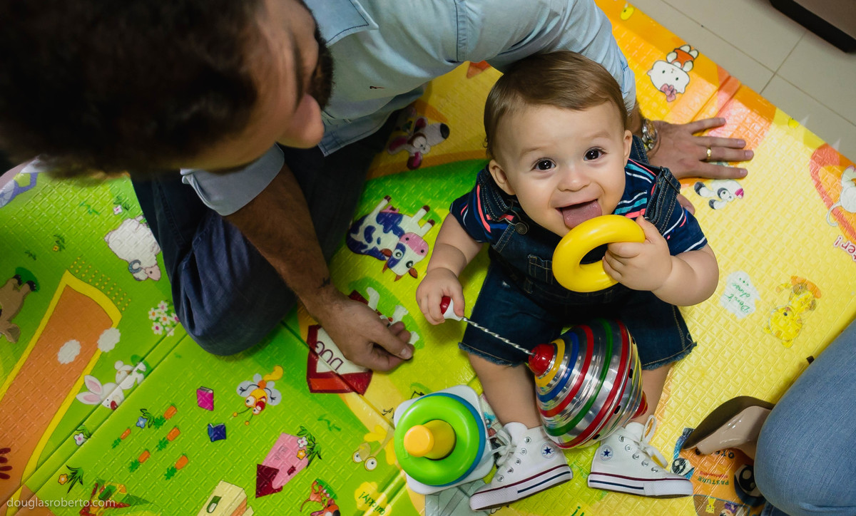 família brincando em casa com o filho