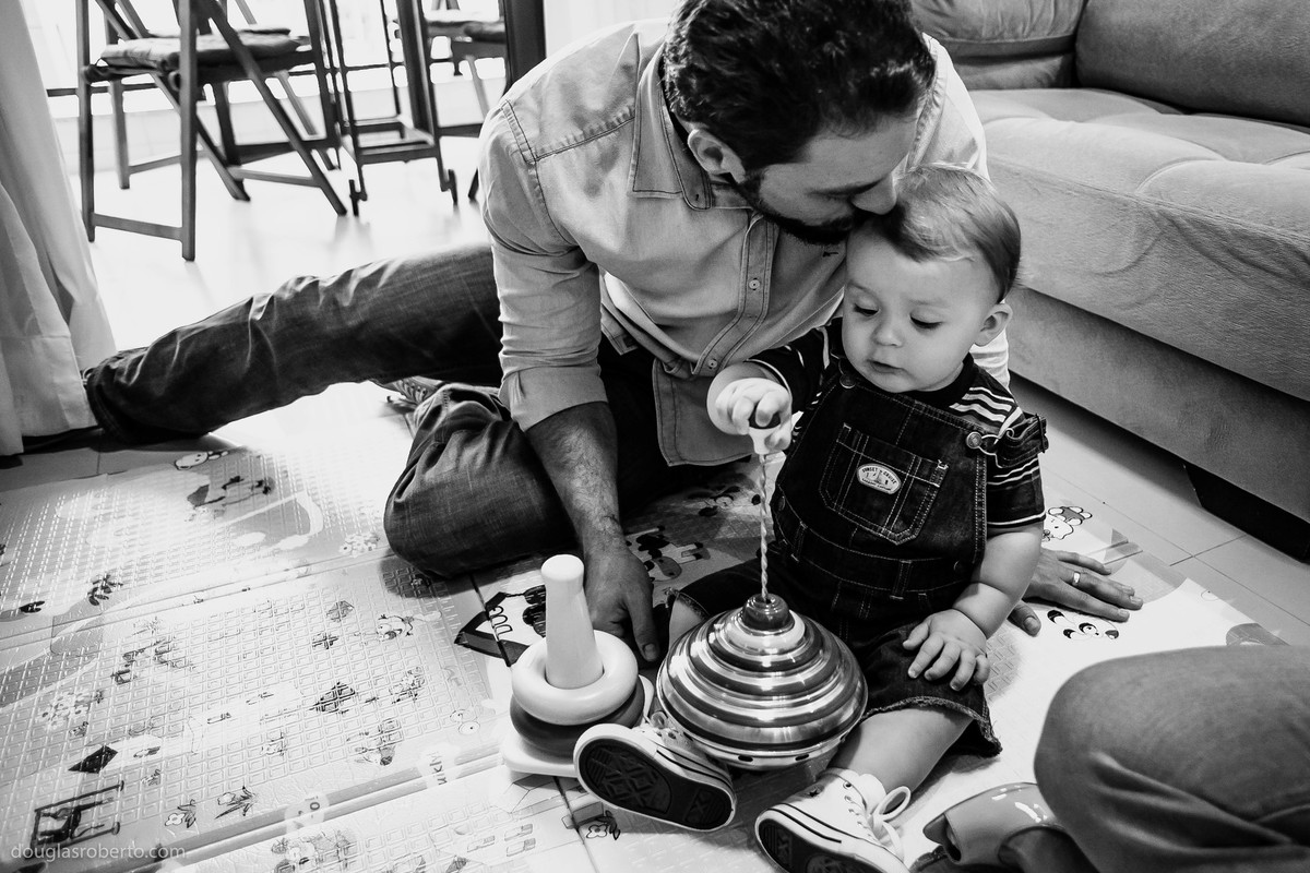 pai beijando o filho na cabeça