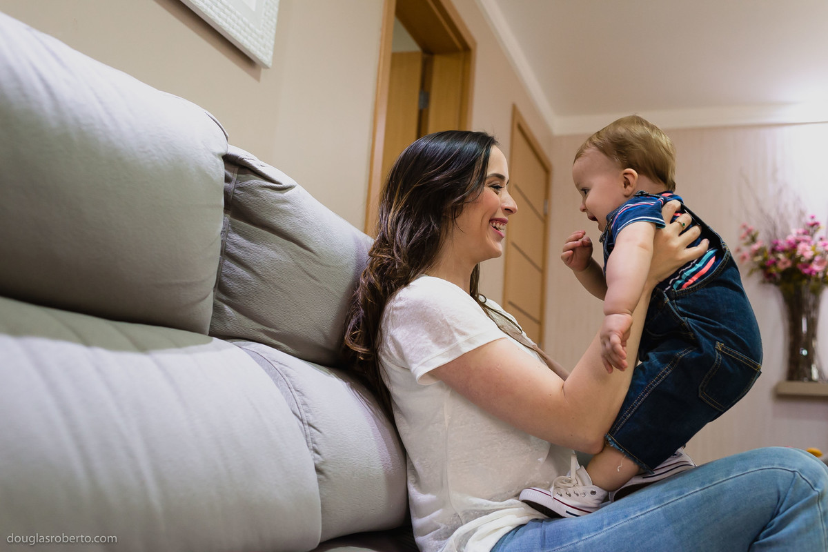 mãe brincando com o filho