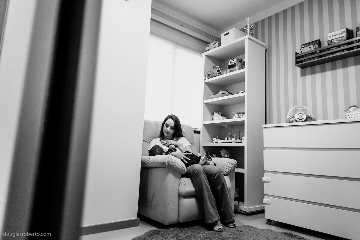 mãe amamentando o filho em casa