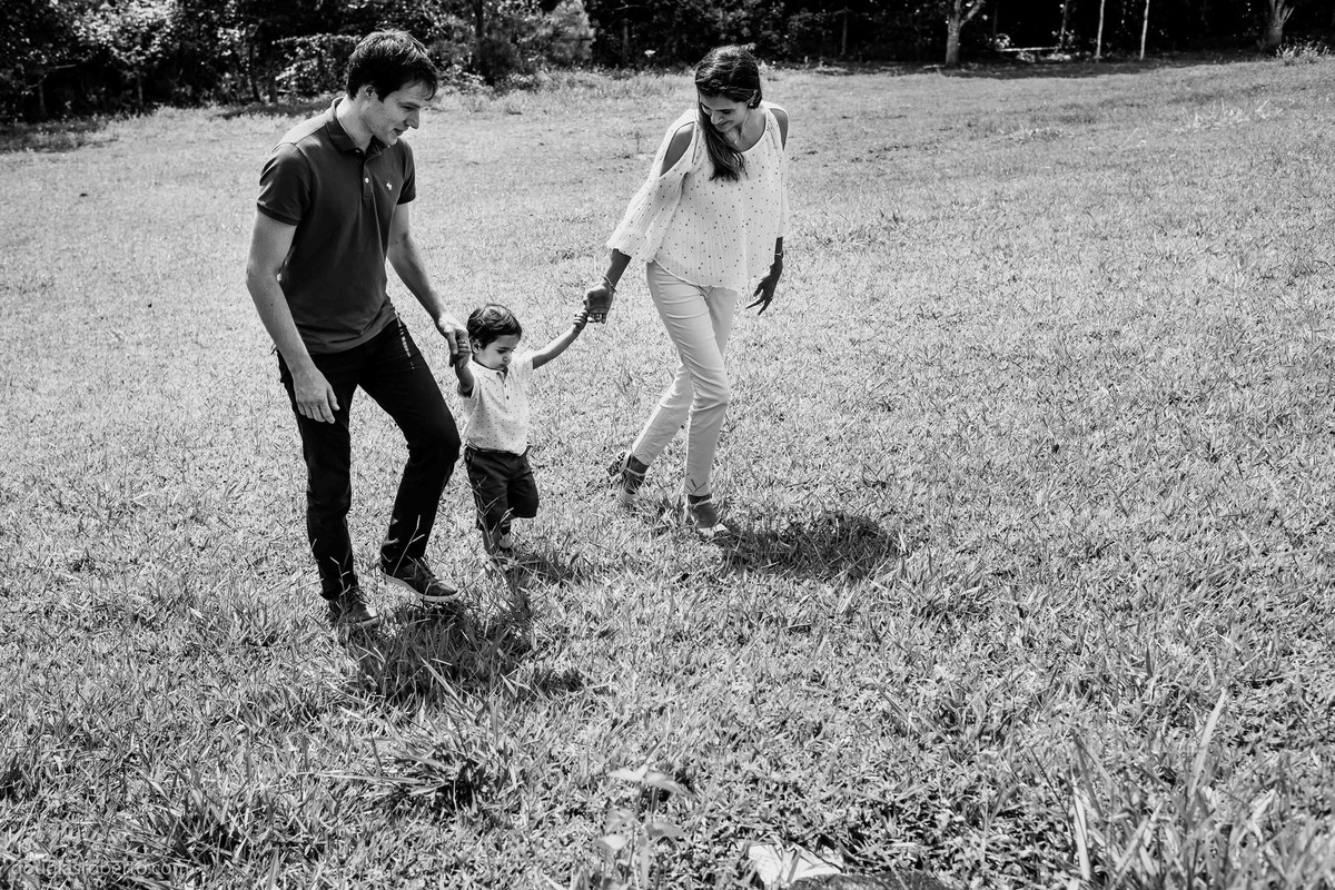 pais andando com o filho