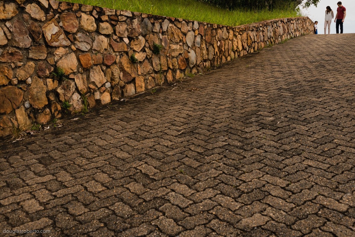 pais andando com o filho