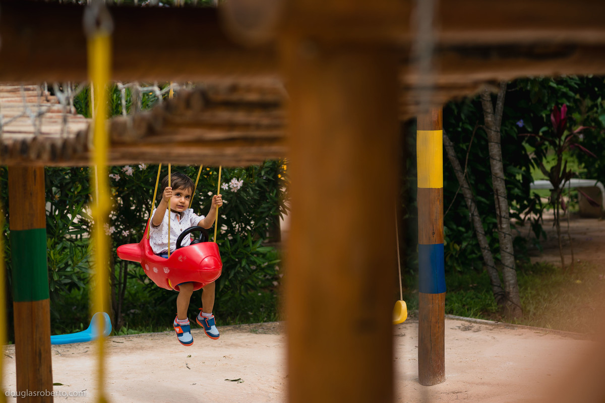 menino brincando no balanço