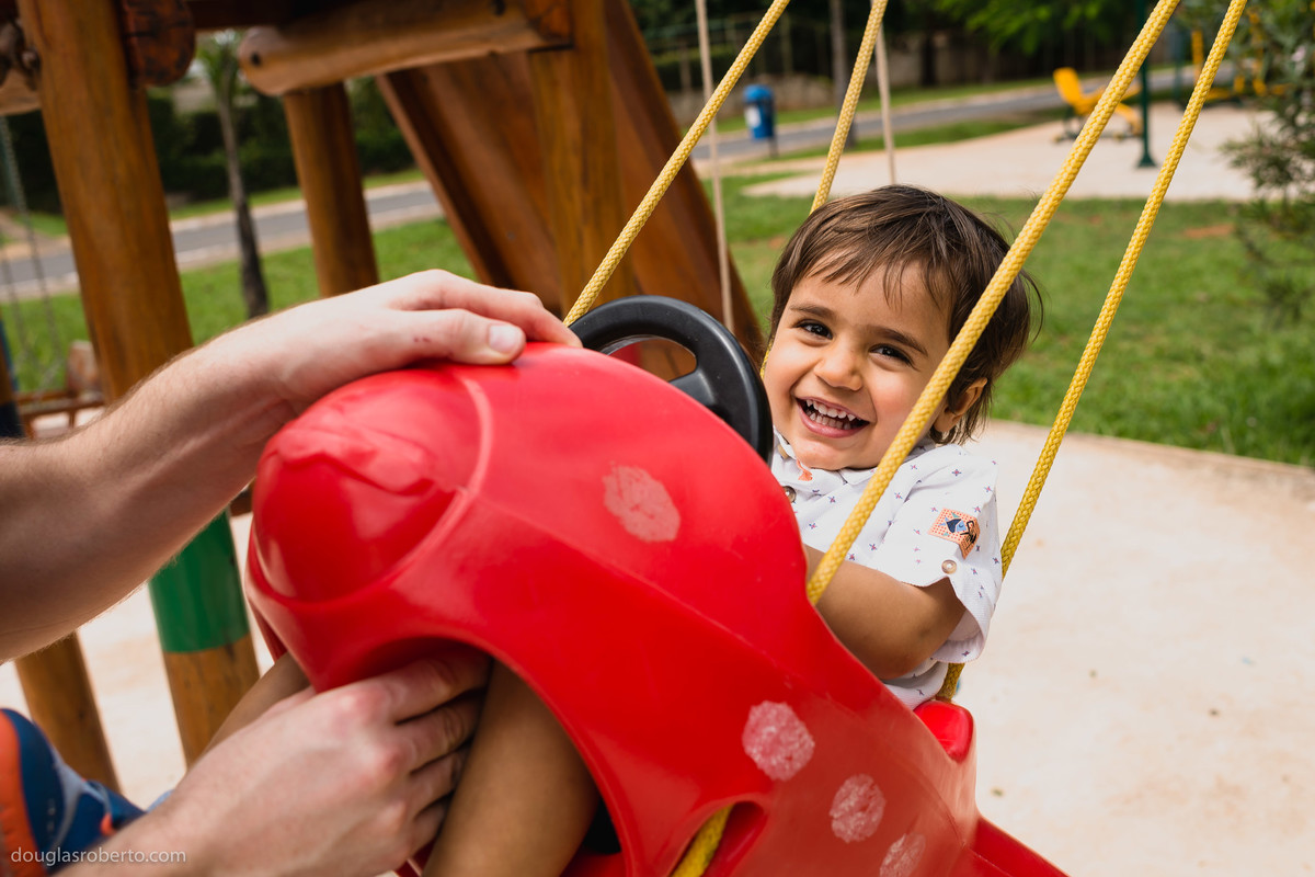 menino brincando no balanço