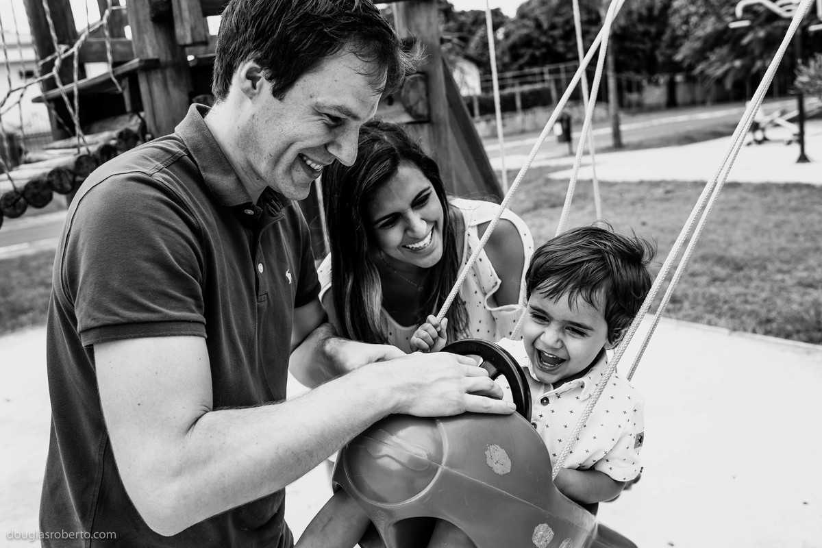 menino brincando no balanço