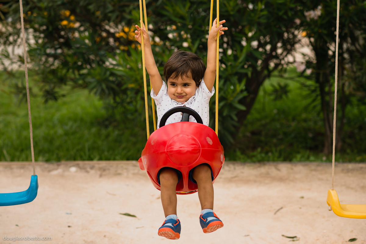 menino brincando no balanço