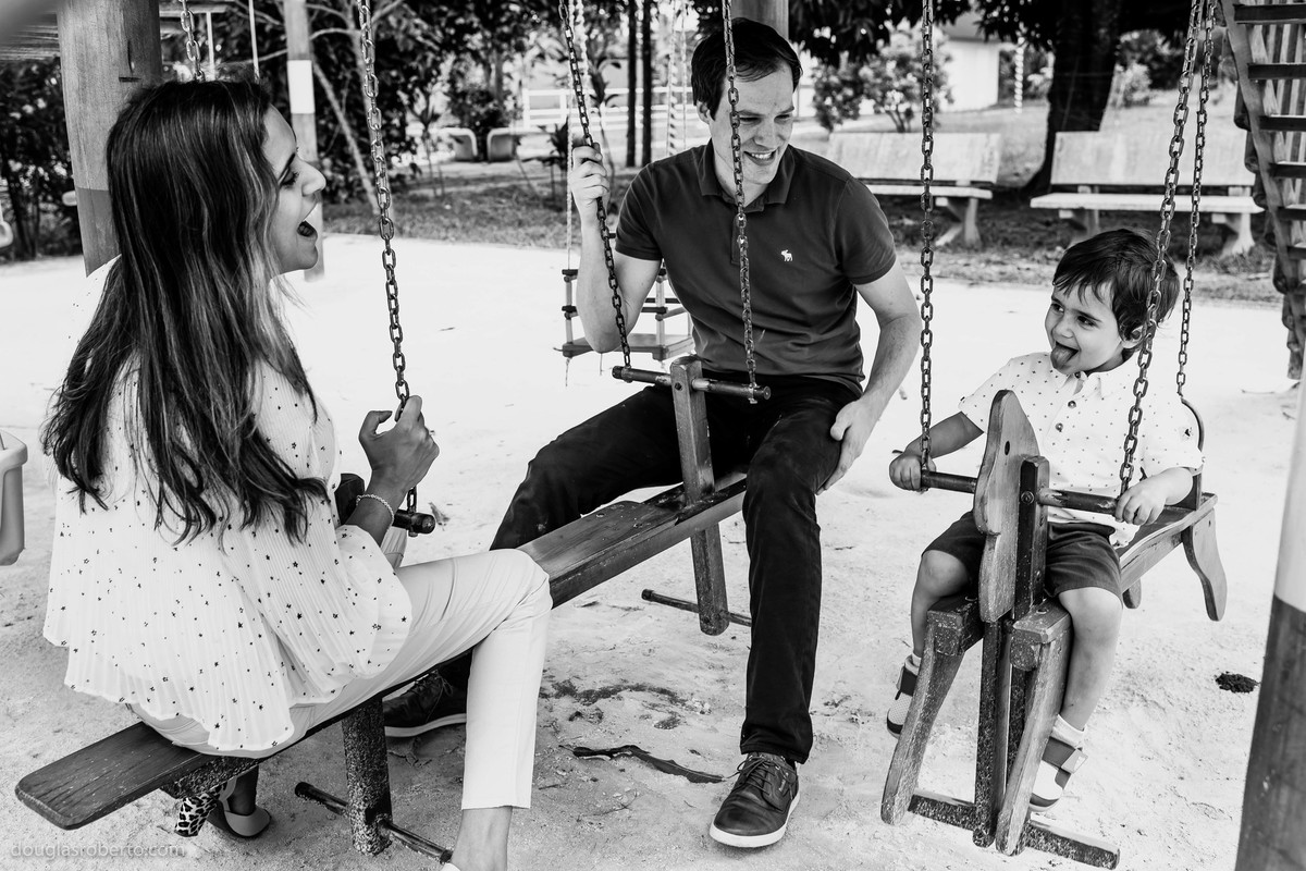 menino brincando no balançomenino brincando no balanço