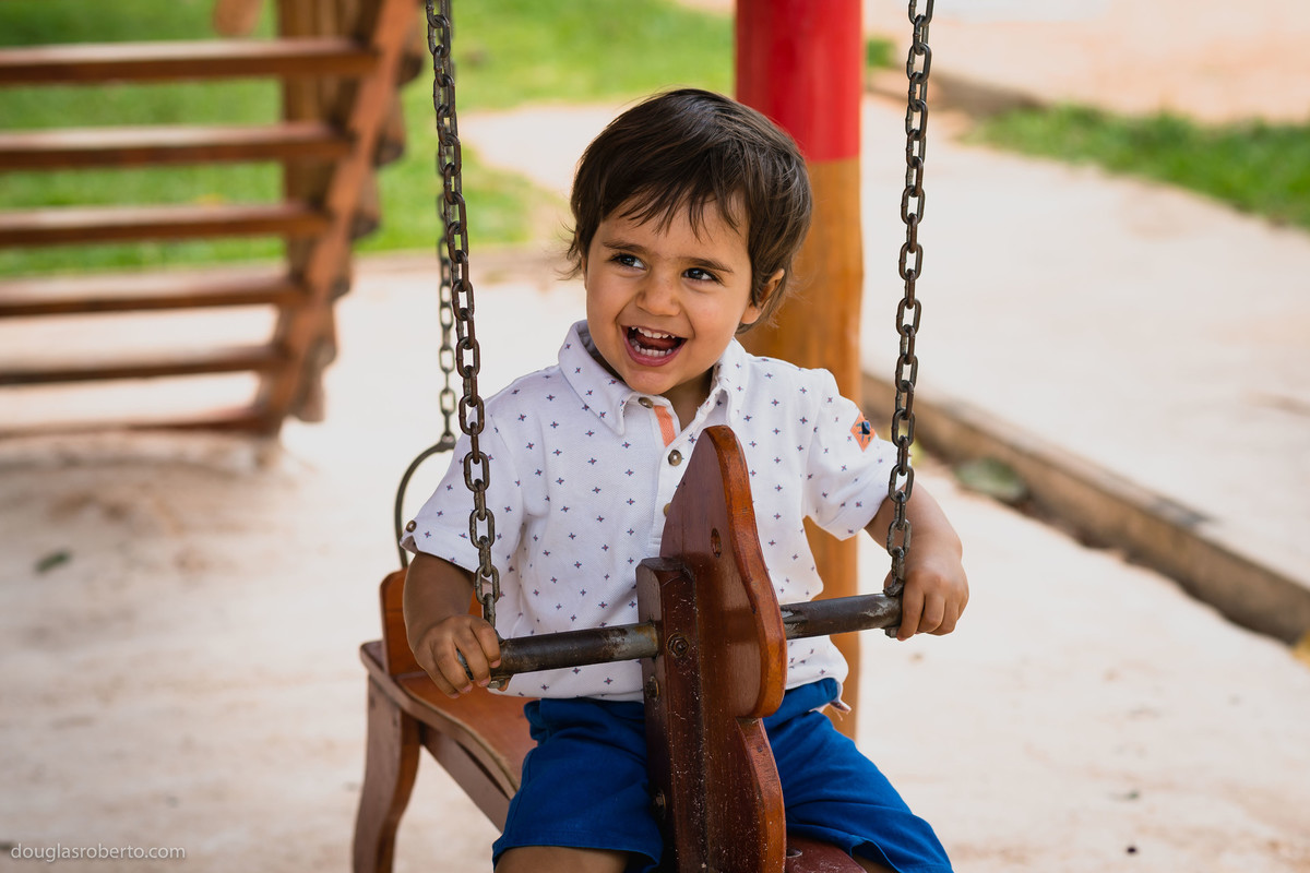 menino brincando no balanço