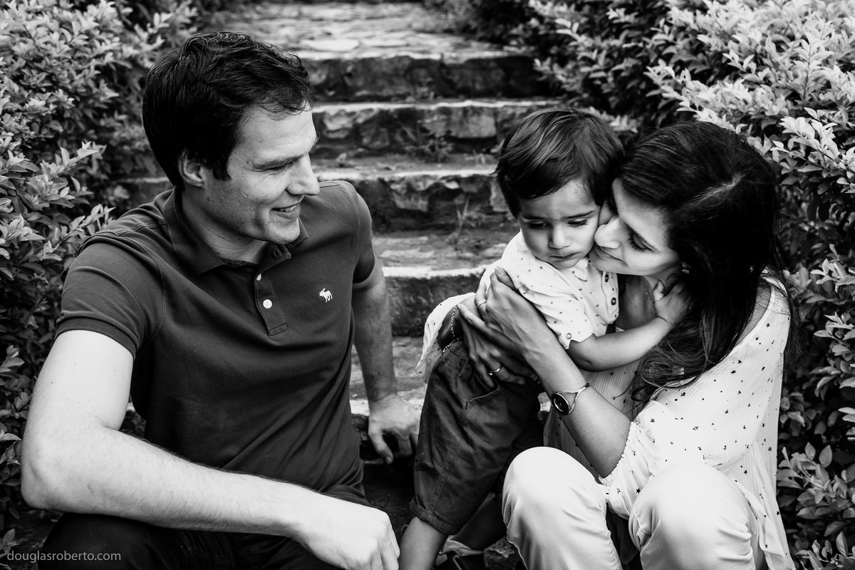 mãe dando beijo no filho