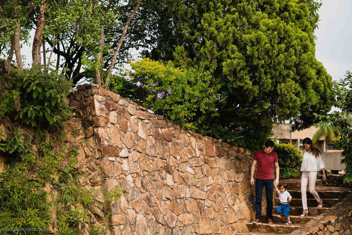 pais e filho passeando