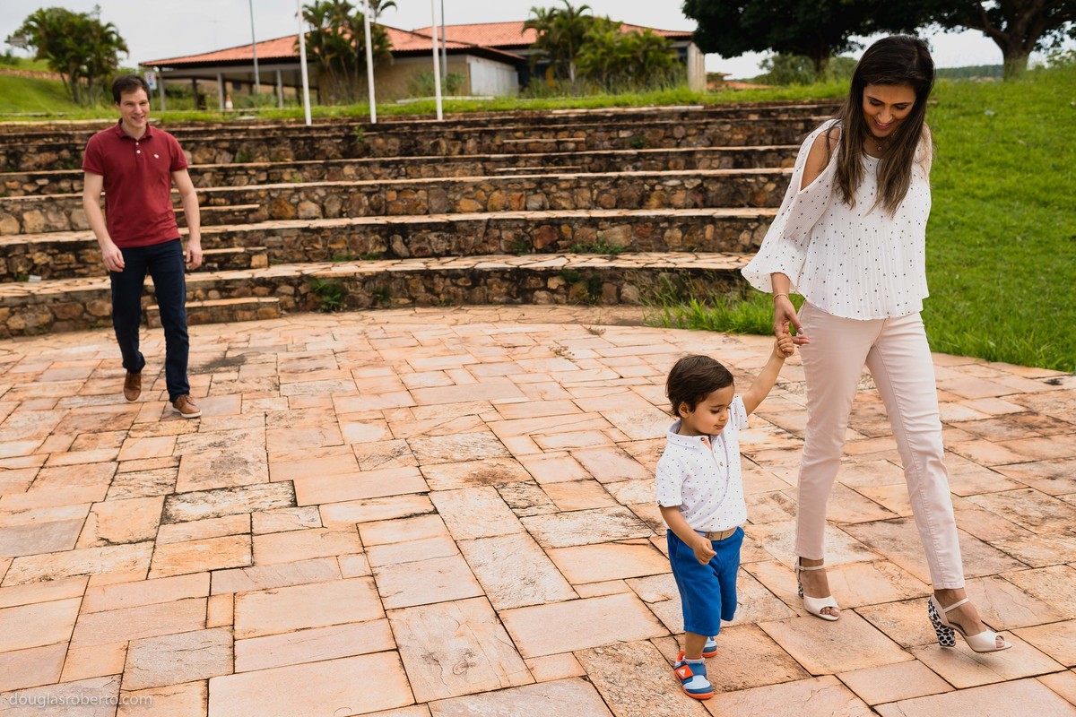 pais andando com o filho