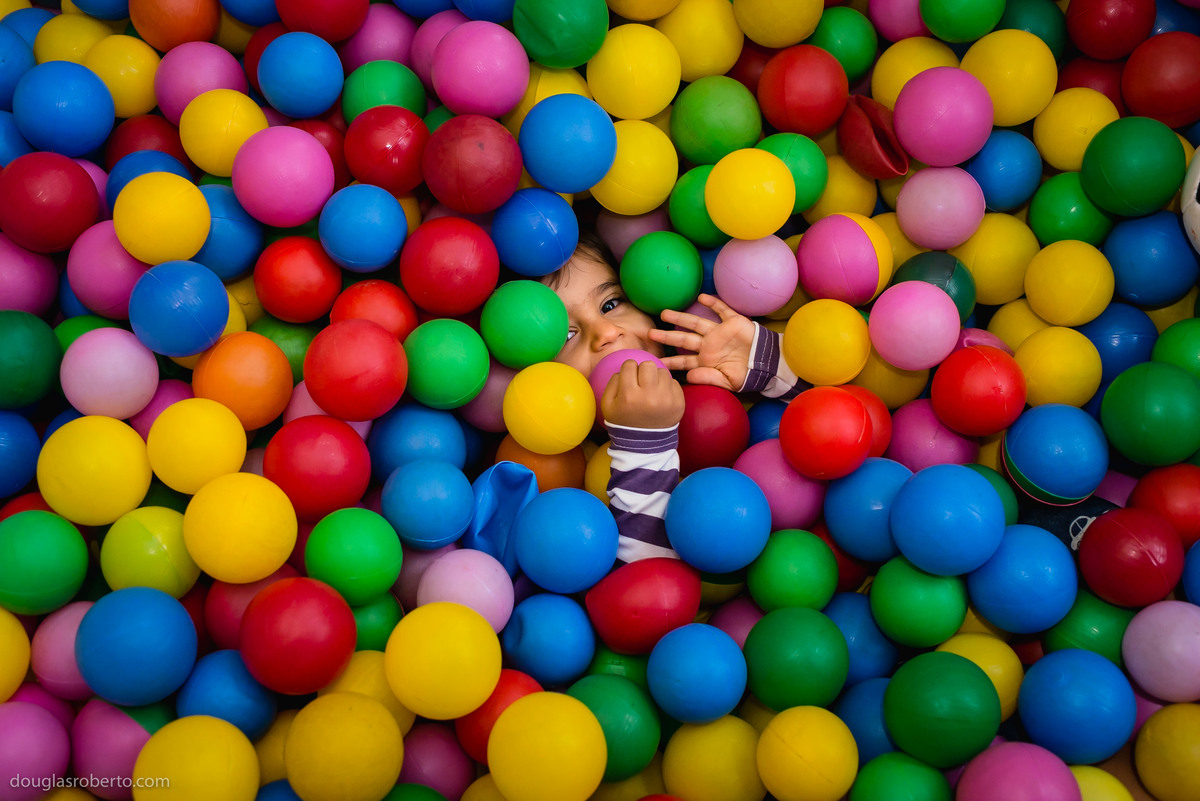 menino brincando na piscina de bolinhas 